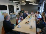 Rozstrzygnięcie konkursu pt. „Dużo czytam, dużo wiem”. Grupa osób zebranych spotkaniu podsumowującym konkurs "Dużo czytam, dużo wiem"