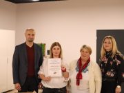 Warsztaty pt. „Świąteczne Skrzaty” Wójt gminy Urszulin oraz dyrektor GOK w Urszulinie wręczający podziękowanie